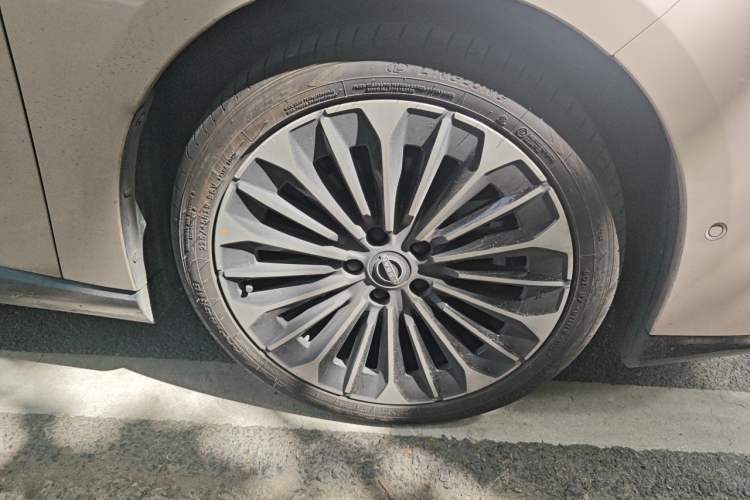 Used Nissan N7 2025 510 Max Right Front Wheel Hub