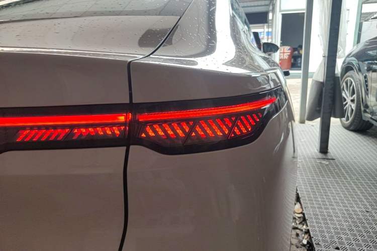 Used Nissan N7 2025 625 Max Right Rear Taillight