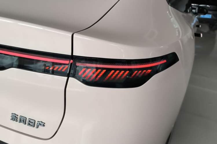 Used Nissan N7 2025 625 Max Right Rear Taillight
