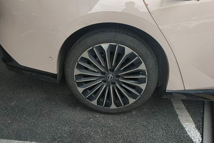 Used Nissan N7 2025 625 Max Right Rear Wheel Hub