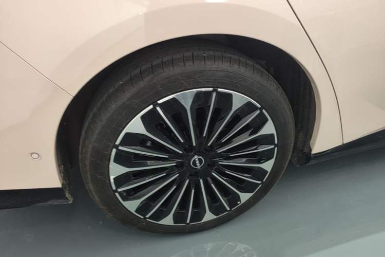 Used Nissan N7 2025 510 Max Right Rear Wheel Hub