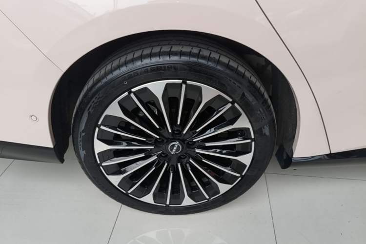 Used Nissan N7 2025 510 Max Right Rear Wheel Hub