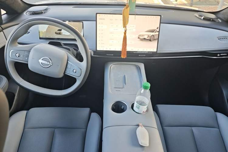 Used Nissan N7 2025 625 Max Center Console
