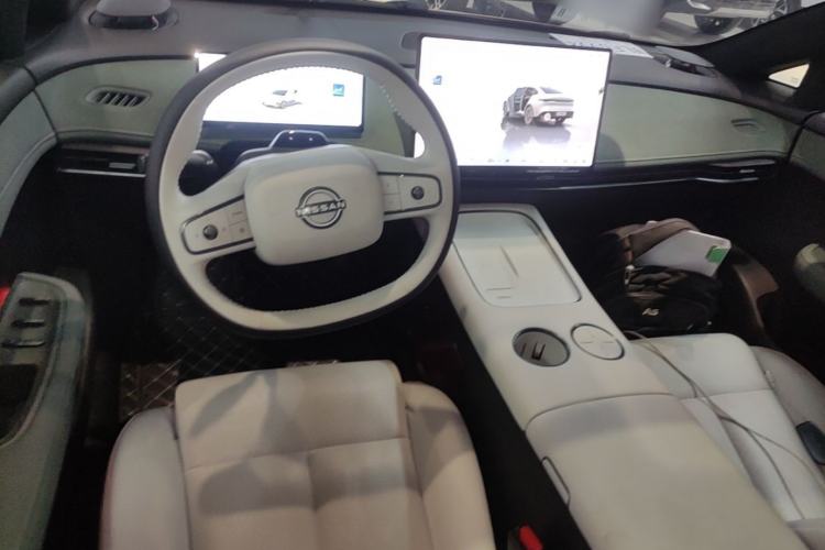 Used Nissan N7 2025 625 Max Center Console
