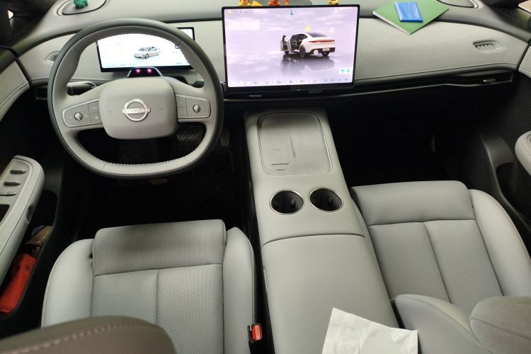 Used Nissan N7 2025 625 Max Center Console