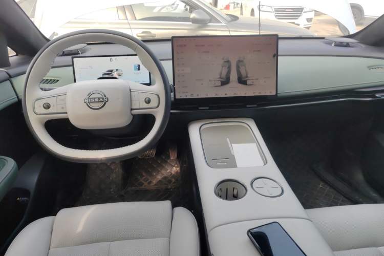 Used Nissan N7 2025 510 Max Center Console