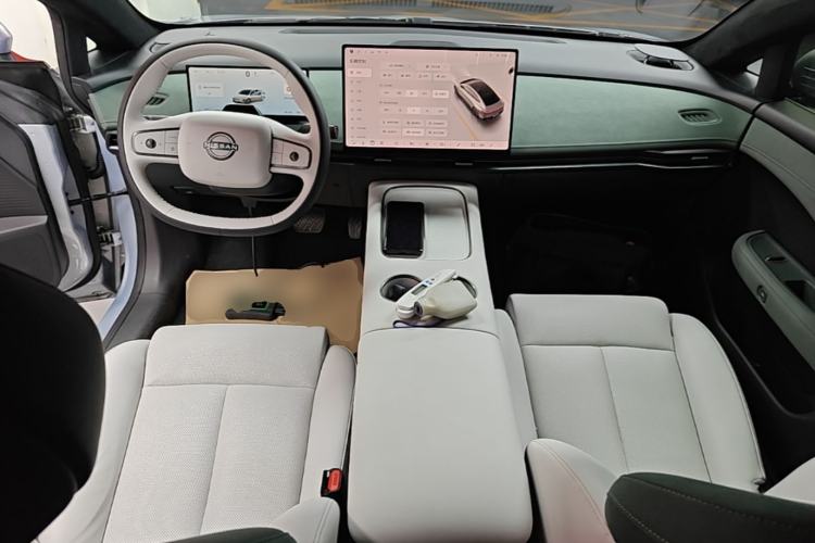 Used Nissan N7 2025 625 Max Center Console