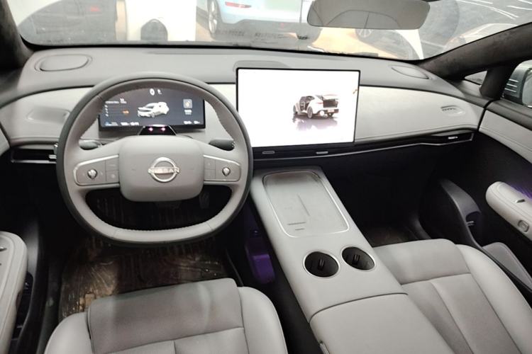 Used Nissan N7 2025 625 Max Center Console