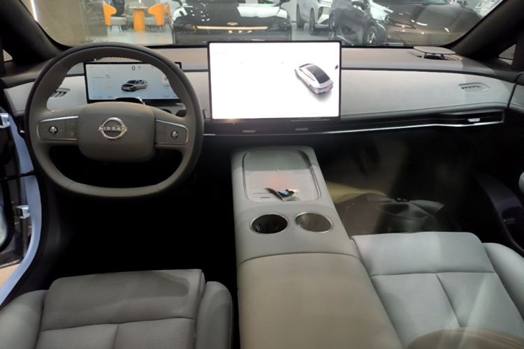 Used Nissan N7 2025 625 Max Center Console