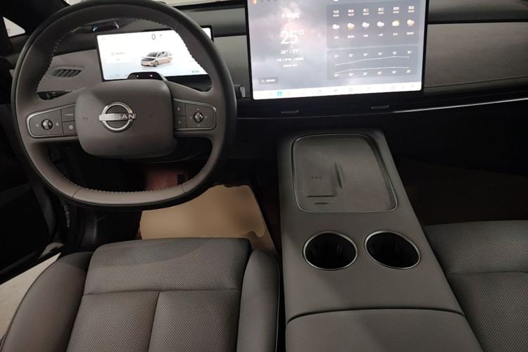 Used Nissan N7 2025 625 Max Center Console