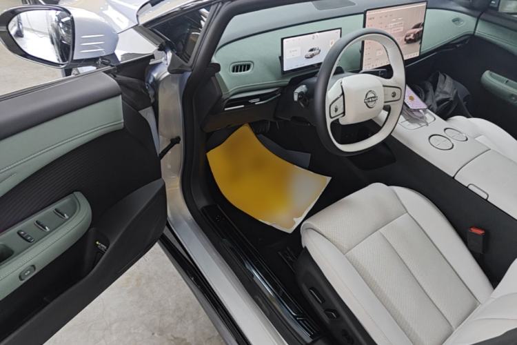 Used Nissan N7 2025 625 Max Driver Seat