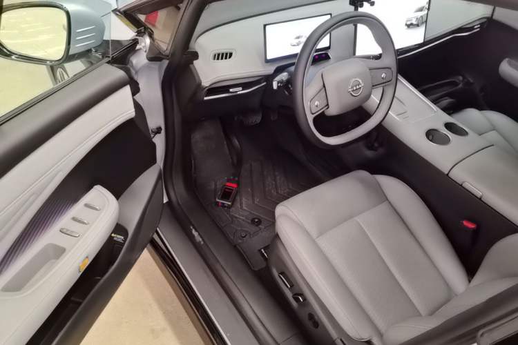 Used Nissan N7 2025 625 Pro Driver Seat