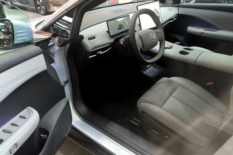 Used Nissan N7 2025 625 Max Driver Seat