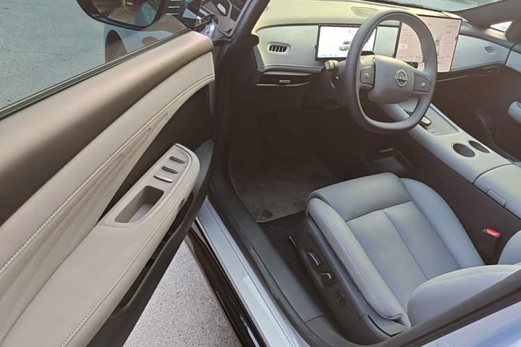 Used Nissan N7 2025 625 Max Driver Seat