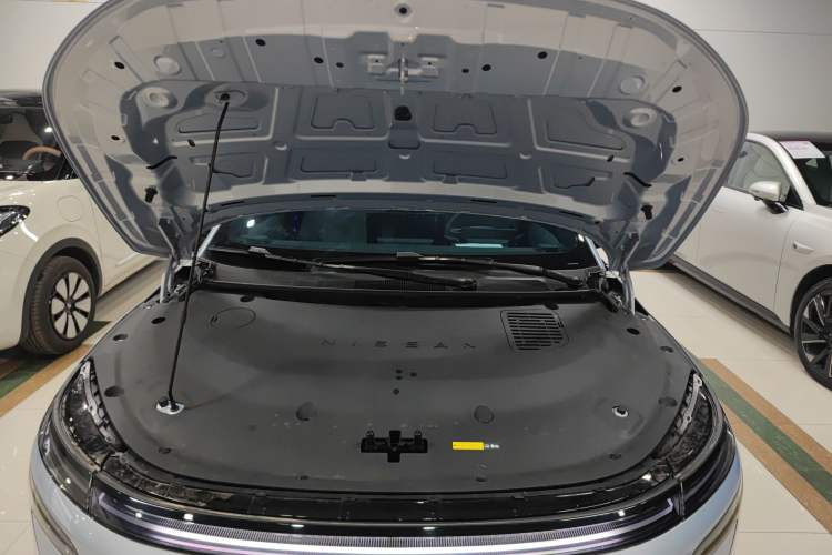 Used Nissan N7 2025 625 Max Engine Bay
