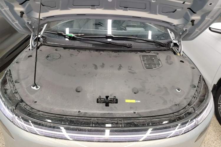 Used Nissan N7 2025 625 Max Engine Bay