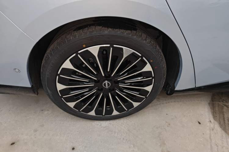 Used Nissan N7 2025 625 Max Exterior 3