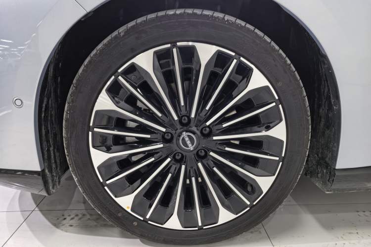 Used Nissan N7 2025 625 Max Exterior 4