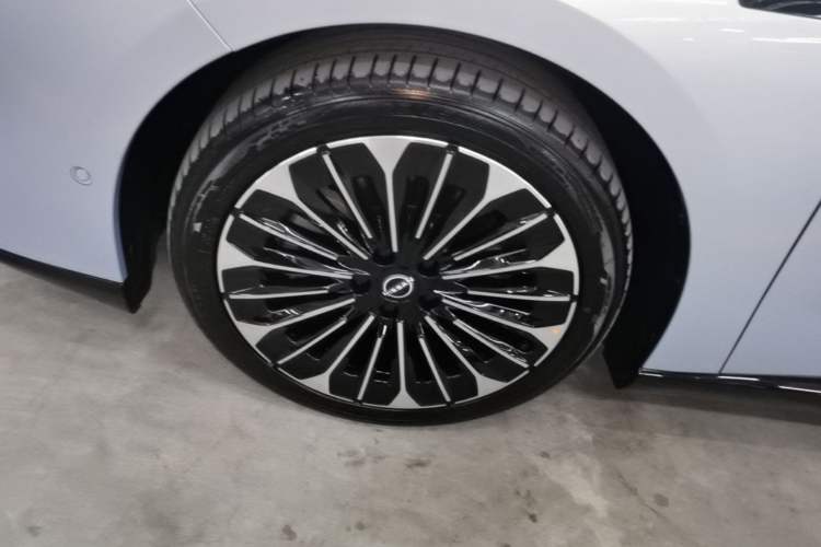 Used Nissan N7 2025 510 Max Exterior 4