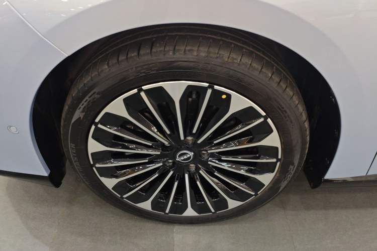Used Nissan N7 2025 510 Max Exterior 4