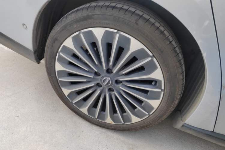 Used Nissan N7 2025 510 Max Exterior 4