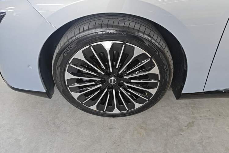 Used Nissan N7 2025 625 Max Exterior 4