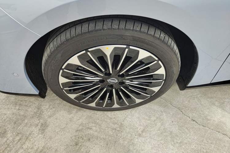Used Nissan N7 2025 510 Max Exterior 4