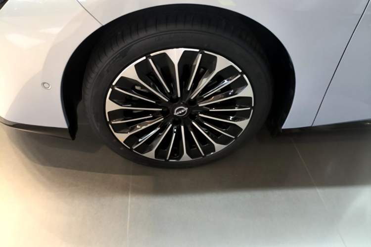 Used Nissan N7 2025 625 Max Exterior 4