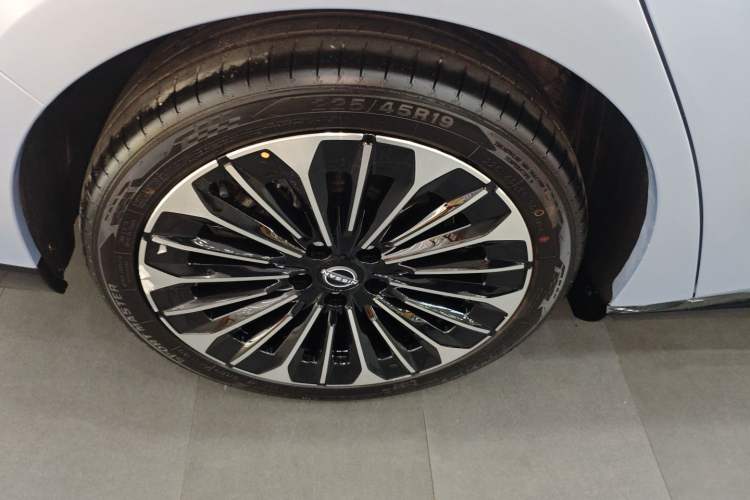 Used Nissan N7 2025 510 Max Exterior 5