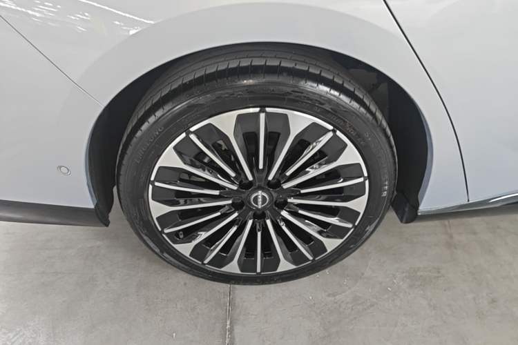 Used Nissan N7 2025 625 Max Exterior 5