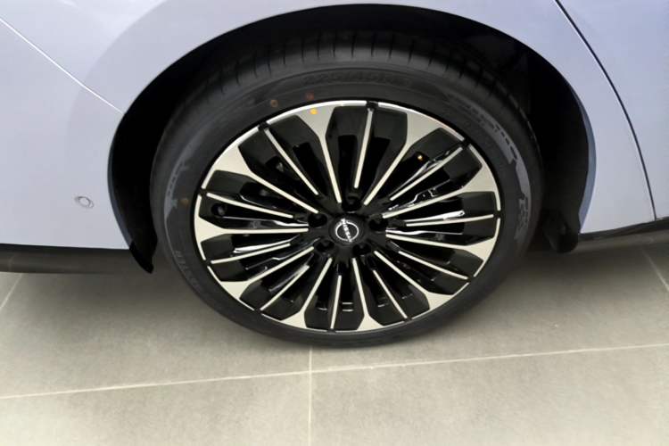 Used Nissan N7 2025 625 Max Exterior 5