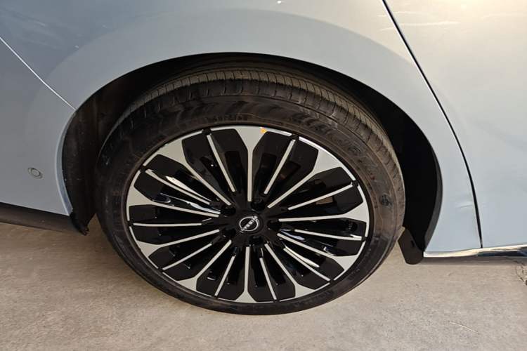 Used Nissan N7 2025 625 Max Exterior 5