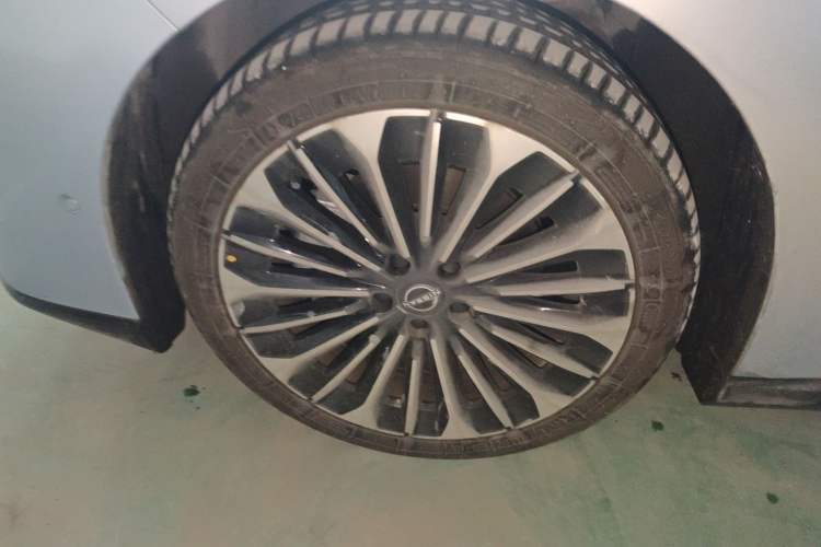Used Nissan N7 2025 625 Max Exterior 7