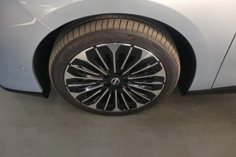 Used Nissan N7 2025 510 Max Exterior 7