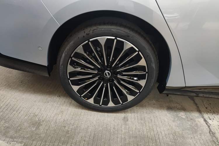 Used Nissan N7 2025 510 Max Exterior 8