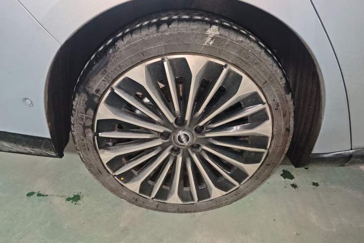 Used Nissan N7 2025 625 Max Exterior 8