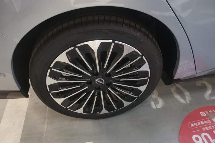 Used Nissan N7 2025 510 Max Exterior 8