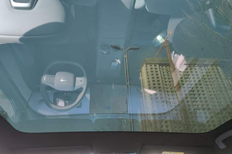 Used Nissan N7 2025 625 Max Headliner