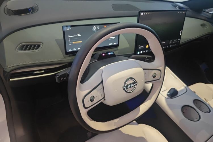 Used Nissan N7 2025 625 Max Interior 2