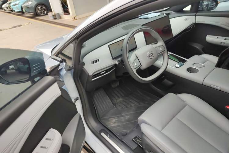 Used Nissan N7 2025 510 Pro Interior 3