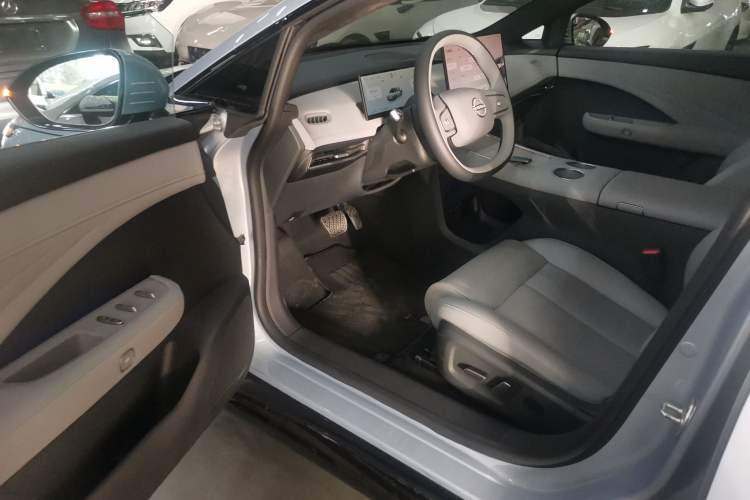 Used Nissan N7 2025 510 Max Interior 3