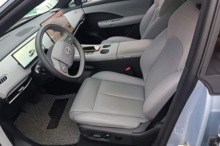 Used Nissan N7 2025 625 Max Left Front Seat