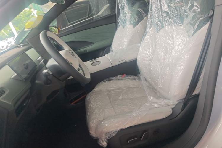 Used Nissan N7 2025 625 Max Left Front Seat