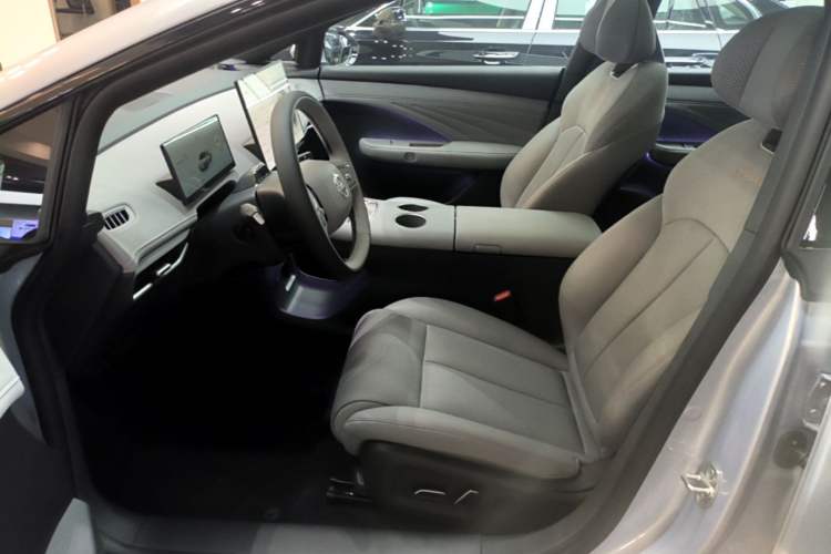 Used Nissan N7 2025 625 Max Left Front Seat