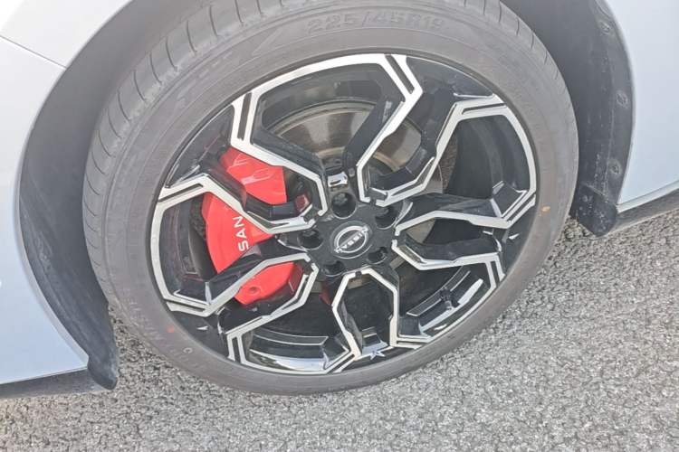 Used Nissan N7 2025 625 Max Left Front Wheel Hub