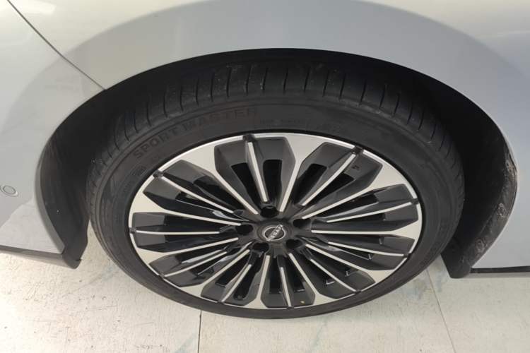 Used Nissan N7 2025 510 Max Left Front Wheel Hub