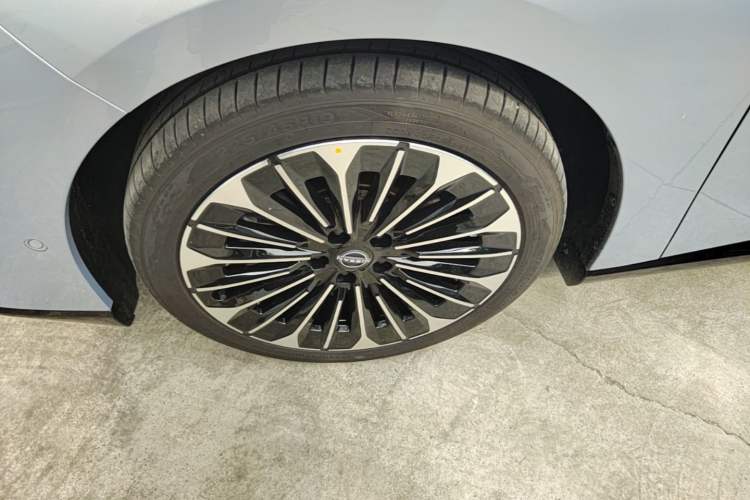 Used Nissan N7 2025 510 Max Left Front Wheel Hub