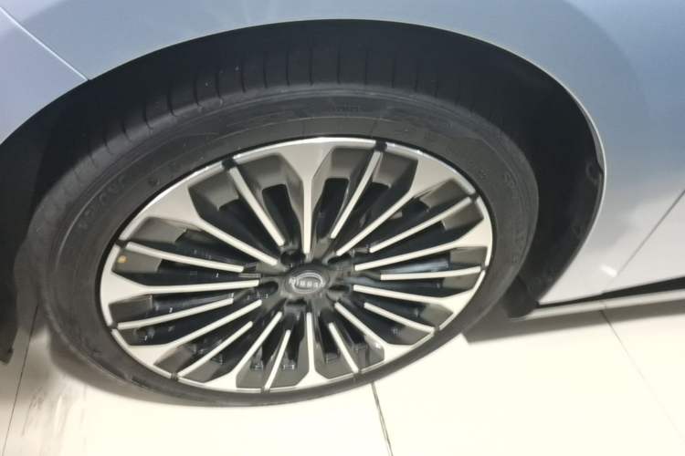 Used Nissan N7 2025 510 Max Left Front Wheel Hub