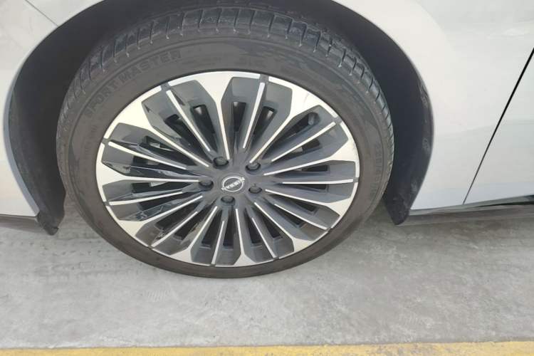 Used Nissan N7 2025 510 Max Left Front Wheel Hub