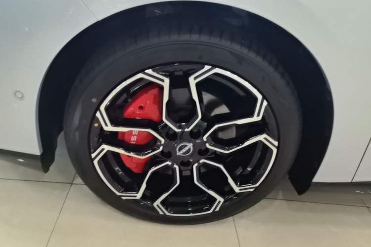 Used Nissan N7 2025 510 Max Left Front Wheel Hub
